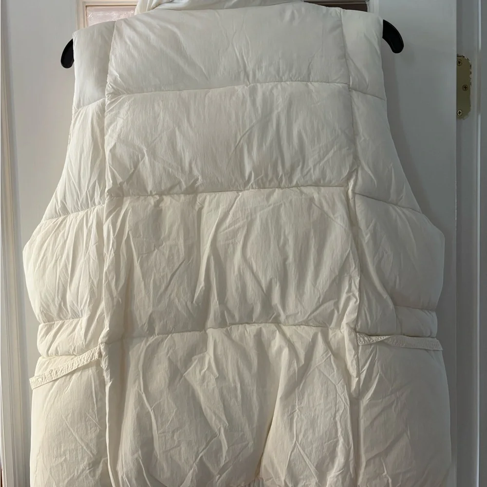 HYFVE Women's White Puffer Vest, size large. Excellent condition - Picture 5 of 7